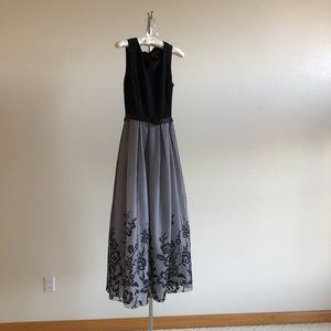 Jessica Howard formal dress. Homecoming. Prom. Wedding.  Silver and black.Size 6